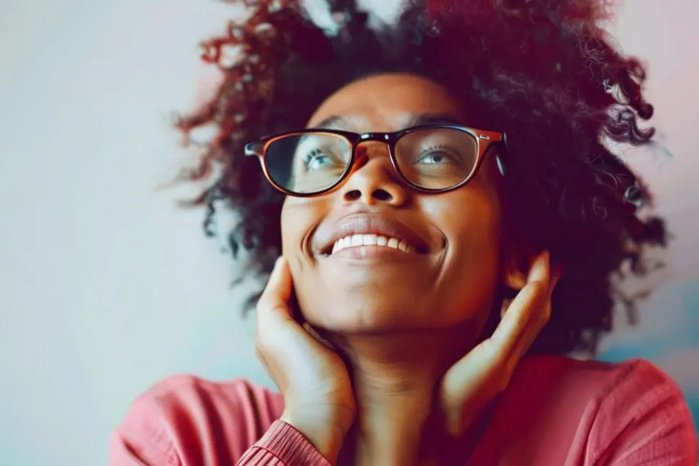 Pessoa contemplando o futuro financeiro através do consórcio