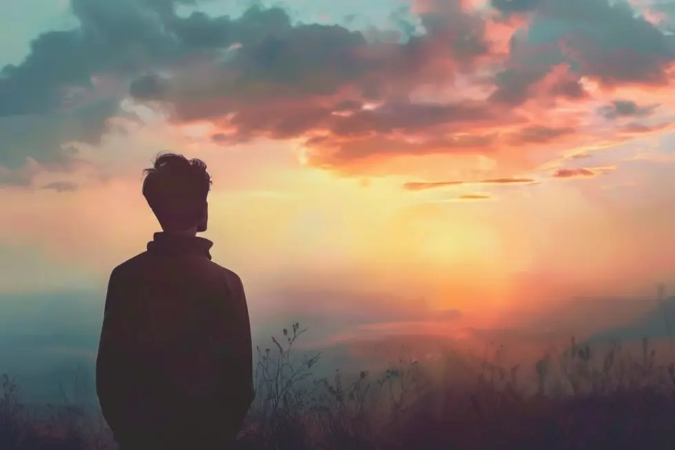 Pessoa esperançosa olhando para o horizonte em busca de liberdade financeira pelo consórcio.